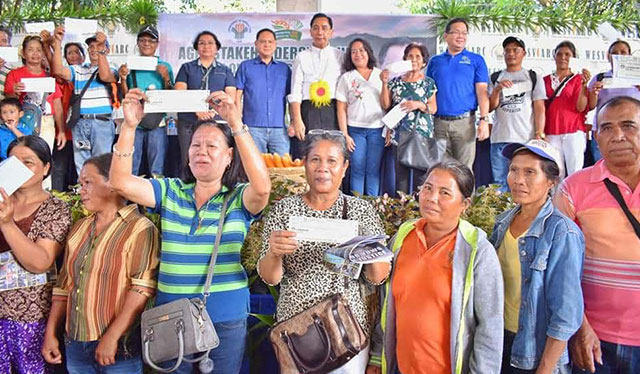 Agri chief turns over various DA projects, interventions to Ilonggo farmers