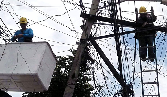 ‘Spaghetti wires’ in Iloilo City owned by telcos, says Estante