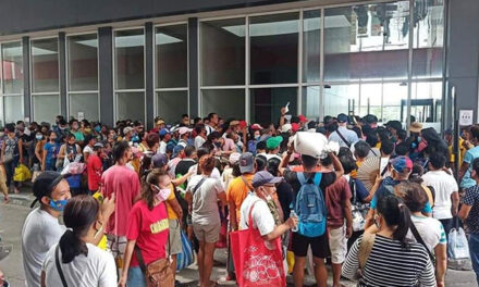 Pumpboat passengers defy social distancing