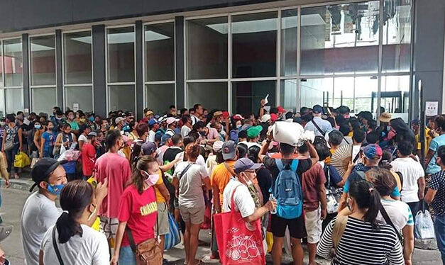 Pumpboat passengers defy social distancing