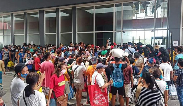 Pumpboat passengers defy social distancing