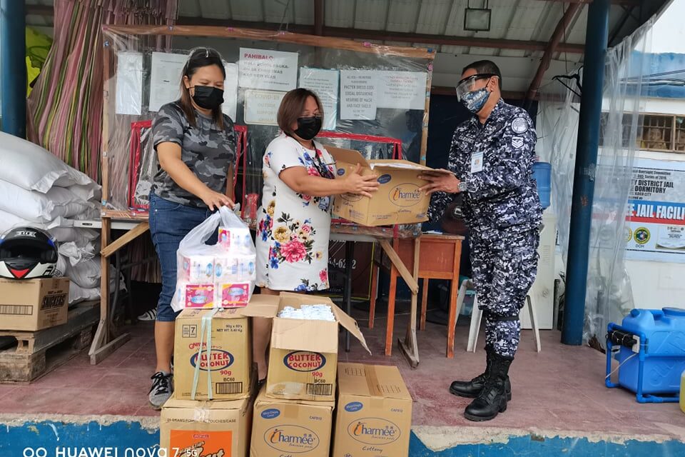 Female inmates receive Christmas gifts from Iloilo City Hall reporters