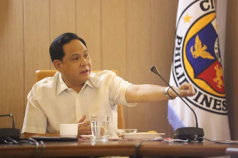 Defensor willing to get COVID-19 vaccine first to allay public fears