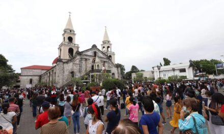 Candelaria devotees still flock to Jaro Cathedral despite COVID-19 threat