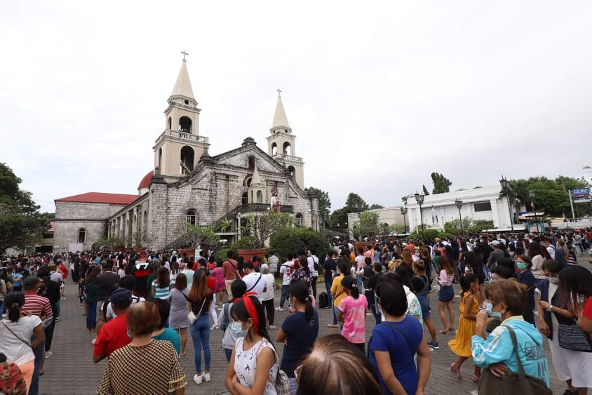 Candelaria devotees still flock to Jaro Cathedral despite COVID-19 threat