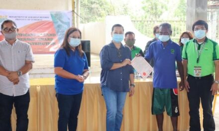 DAR distributes land titles to 110 Guimaras ARBs