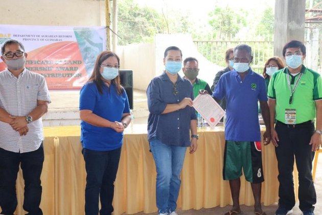 DAR distributes land titles to 110 Guimaras ARBs
