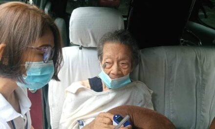 94-year-old retired UPV professor gets vaccinated