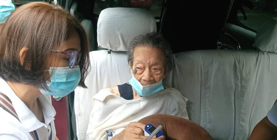 94-year-old retired UPV professor gets vaccinated