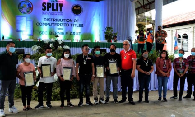 DAR chief distributes 179 e-titles to Western Visayas farmers