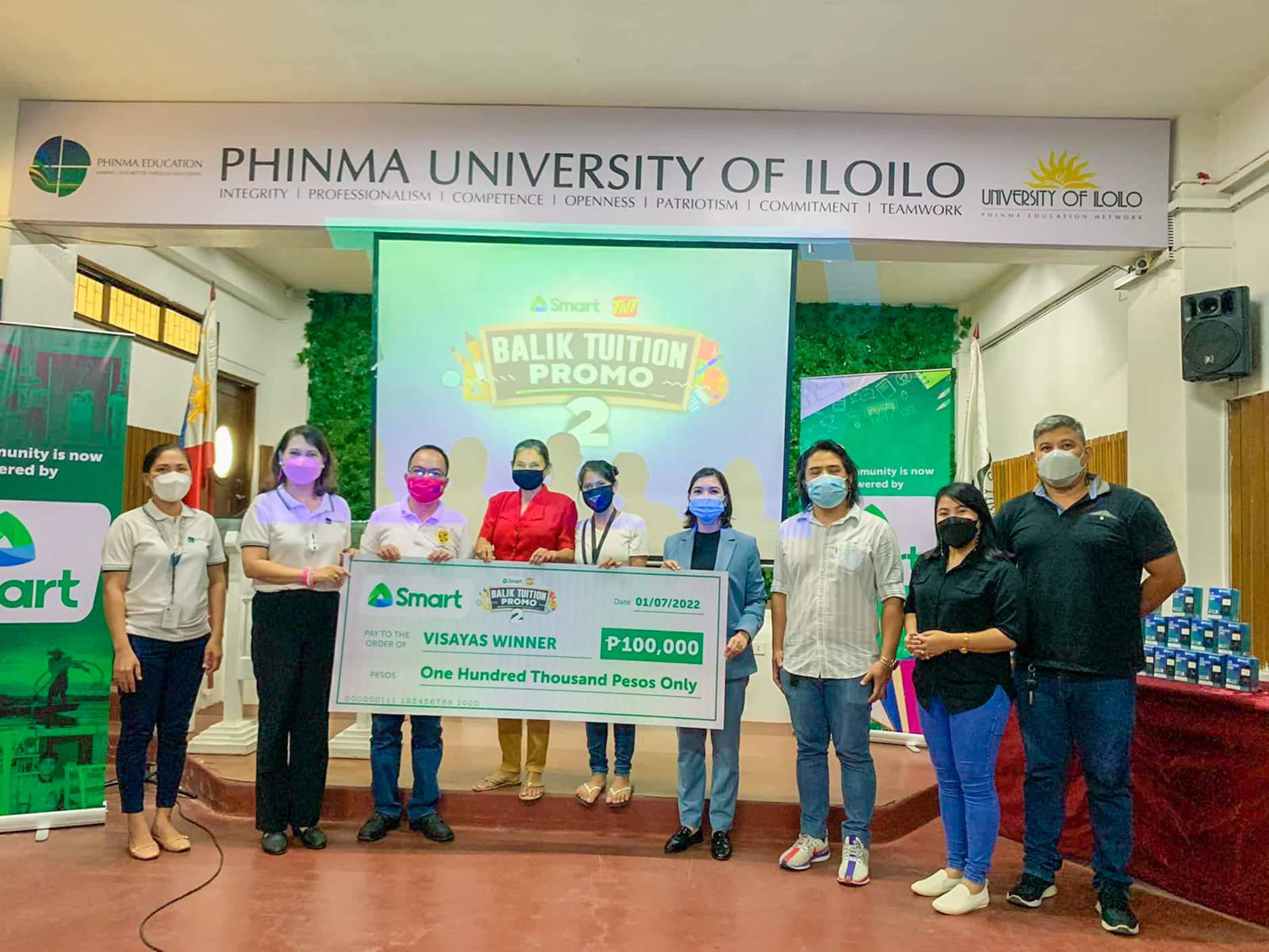 Returning student in Iloilo wins P100K in Smart’s Balik Tuition Promo 2