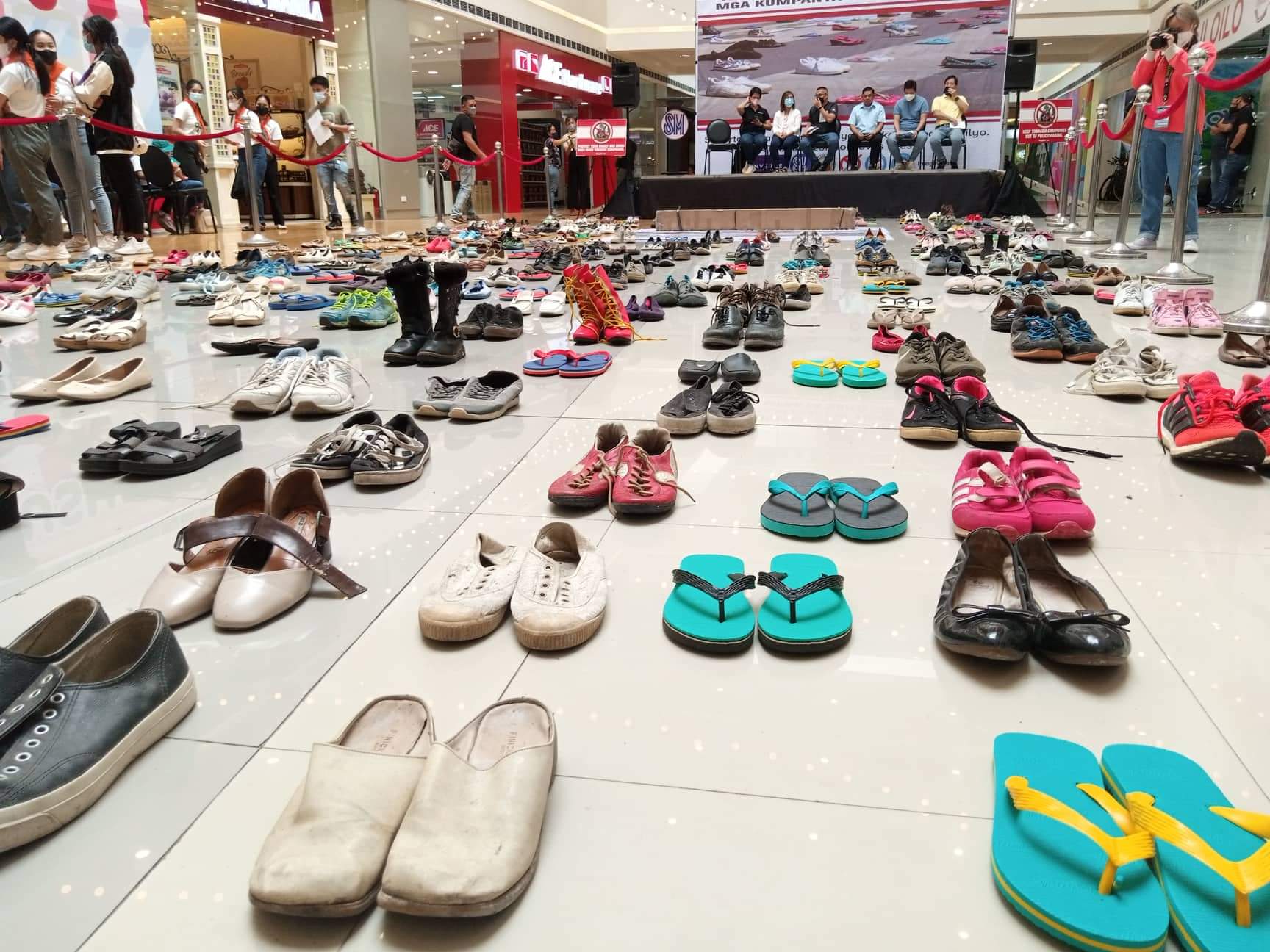 321 pairs of shoes displayed to represent daily smoking deaths