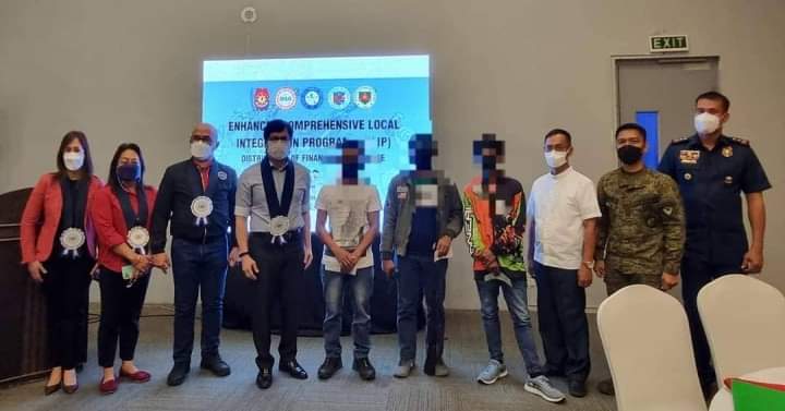 3 former rebels from Iloilo receive financial aid