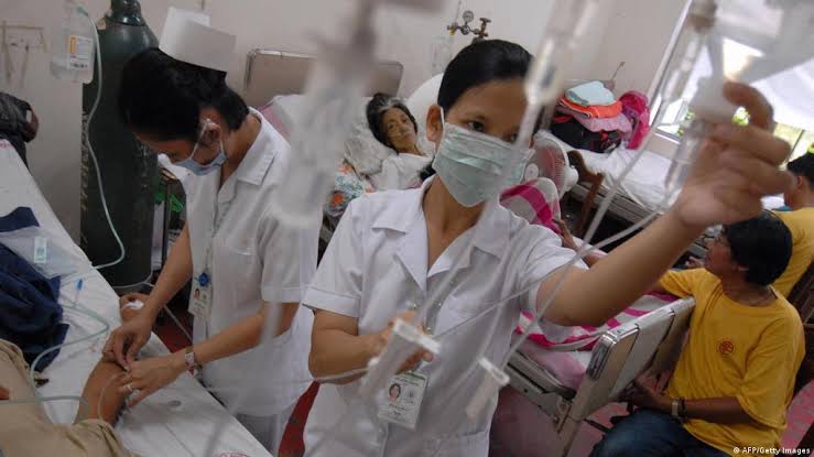 Marcos vows to improve working conditions of Filipino nurses