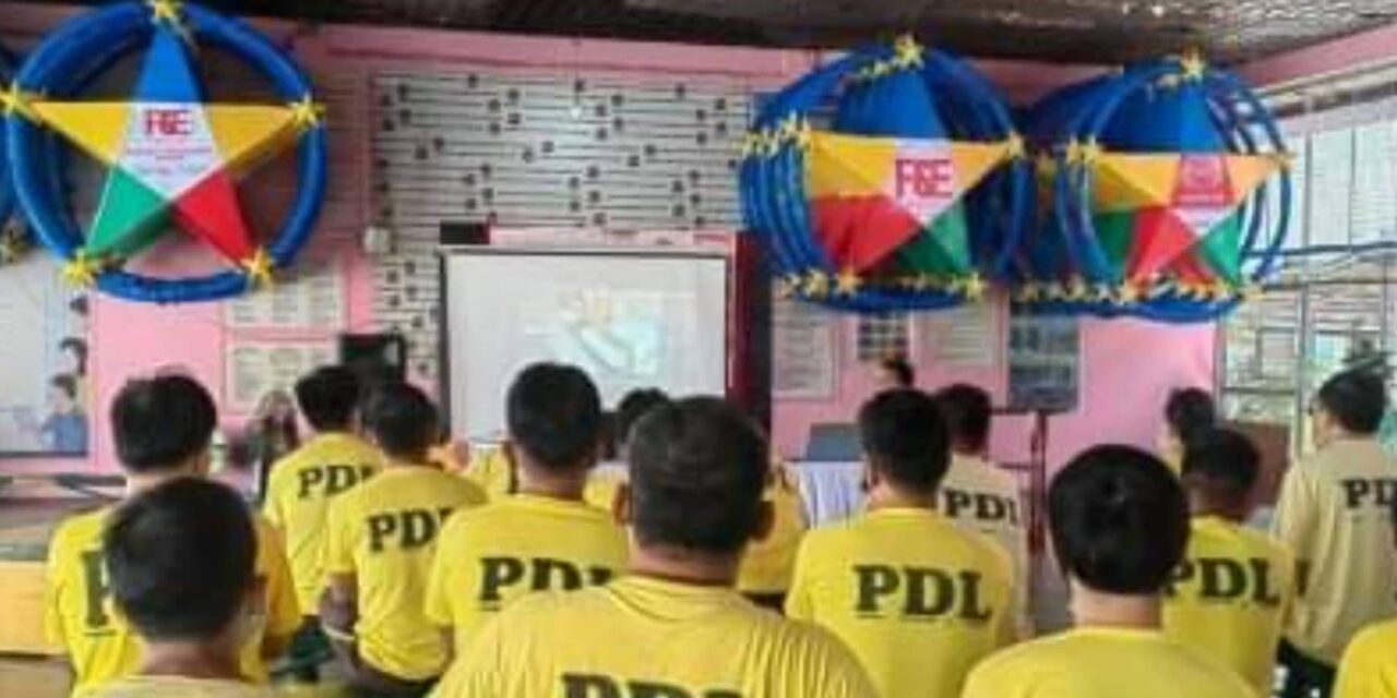 Parol-making brings Christmas cheer to Iloilo inmates