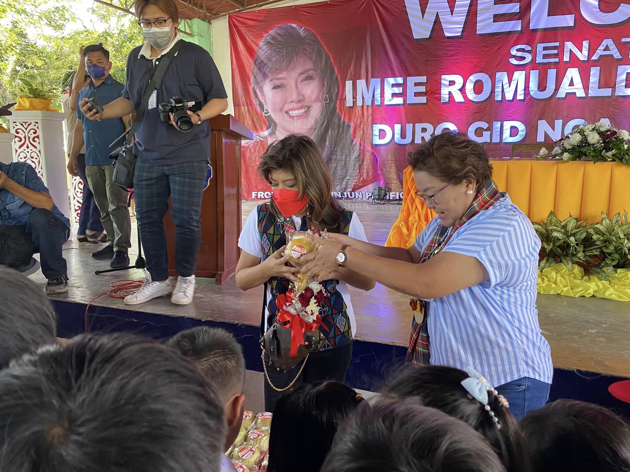 Sen. Marcos visits Antique, distributes aid to poor families
