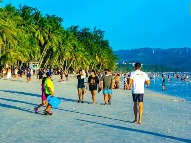 Boracay tourist arrivals balloon to 1.7M