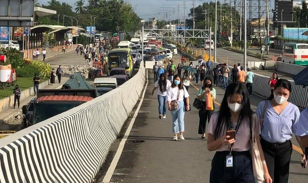 Ungka traffic jam forces commuters to walk