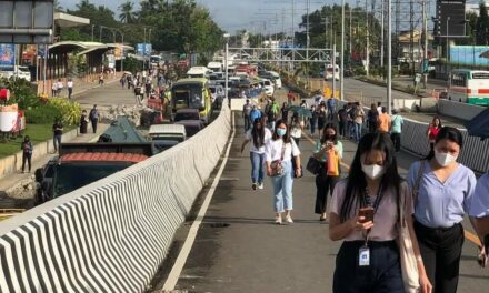 Ungka traffic jam forces commuters to walk